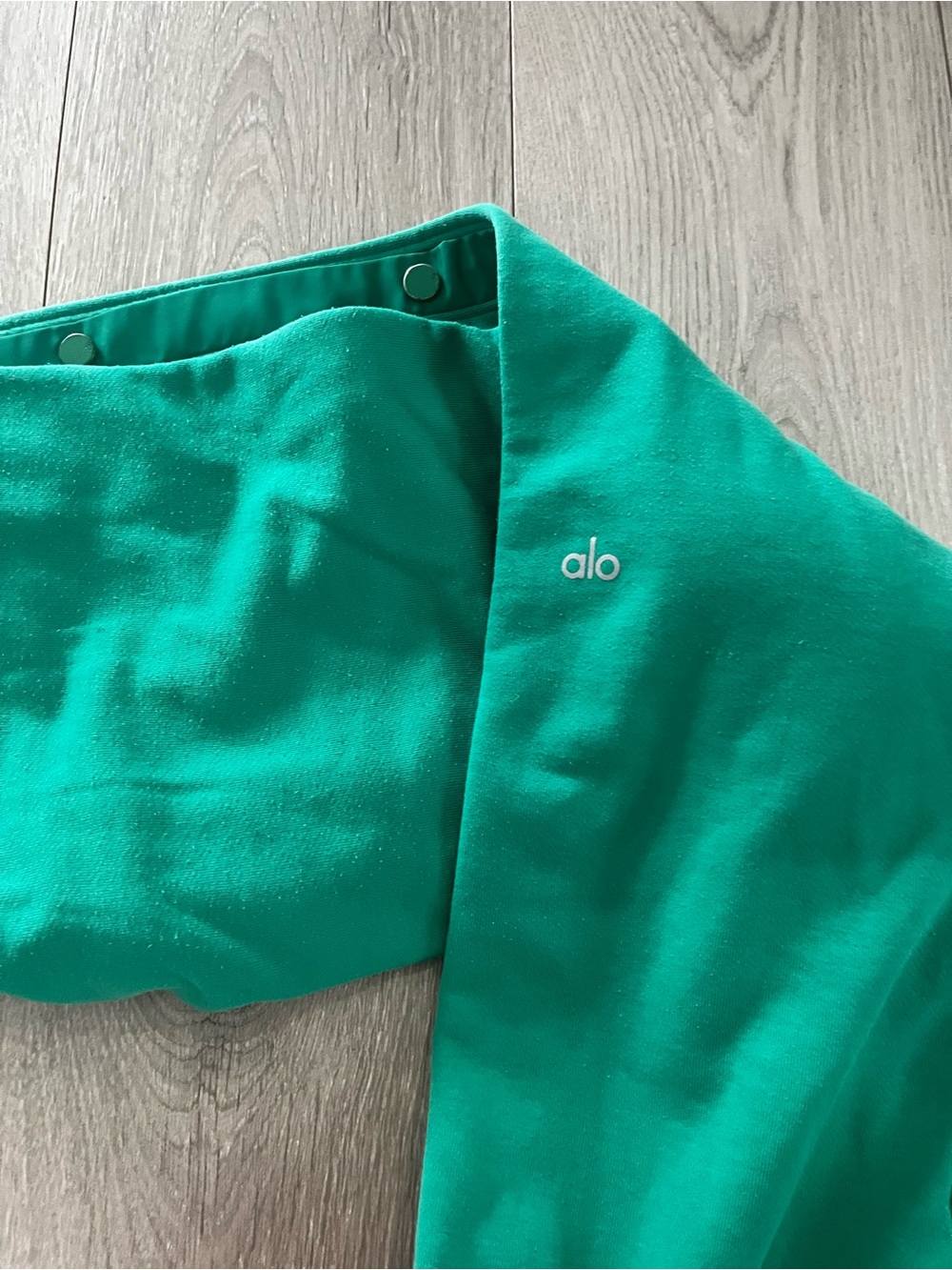 ALO Yoga Accolade Set Straight Leg Sweatpants & Sweatshirt - Picture 3 of 3
